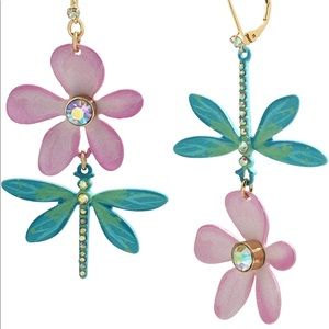 NWT Betsy Johnson Dragonfly Mismatched Earrings